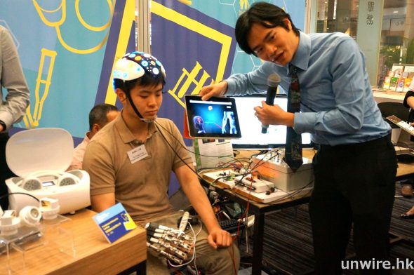 理工大學將展出全球首部「中風腦功能訓練儀」，讓中風者重新連繫大腦的肢體訊號，訓練患者懂得控制力度，令手部逐步恢復活動能力。
