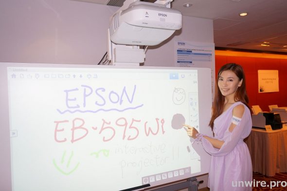 本站曾報導過的 EB-595Wi 已在 5 月正式上市，能直接用手指在一般牆身書寫，毋須配合電子白板。