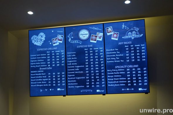 Samsung 觸控式 SMART Signage 適用於餐廳內作為互動餐單顯示板，展示鮮明而細膩的食物照片以提升顧客食慾，亦可為顧客提供按時限定的產品資訊。