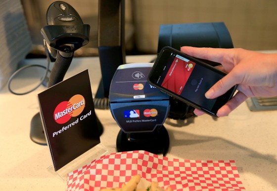 apple-pay-in-use