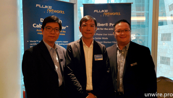 Fluke Networks 區域銷售經理 Denis Lai (中)、華輝無綫電行行政總裁 Jeff Cheung (右) 及華輝無綫電行高級經理 Peter Lam (左)