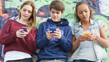 Over-50-percentage-of-Teens-Addicted-to-Smartphones-696×386