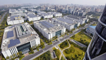 https—s3-ap-northeast-1.amazonaws.com-psh-ex-ftnikkei-3937bb4-images-3-4-3-5-19115343-1-eng-GB-Huawei factory in Dongguang