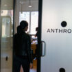 Anthropic公司標誌的玻璃門，展示現代科技公司氛圍.