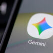 Gemini 應用程式圖示在手機螢幕上.