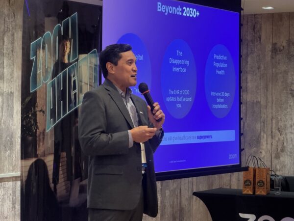 醫療 AI 與工作流程投資回報 專家在演講舞台上探討醫療AI的未來與工作流程.