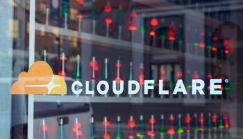 Cloudflare標誌在公司大樓玻璃窗上的清晰展示.