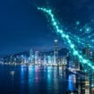 夜晚城市天際線與數據流動的數字線條.
