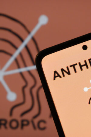 智能手機顯示Anthropic標誌與科技圖案.