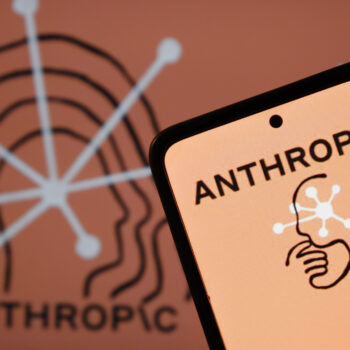 智能手機顯示Anthropic標誌與科技圖案.