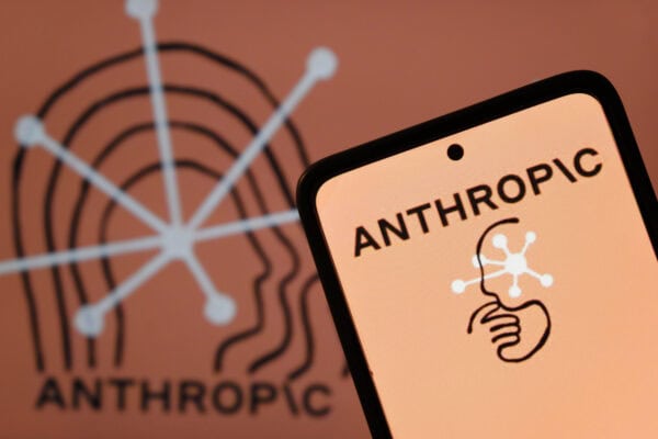 Anthropic 股權公益基金計劃 智能手機顯示Anthropic標誌與科技圖案.