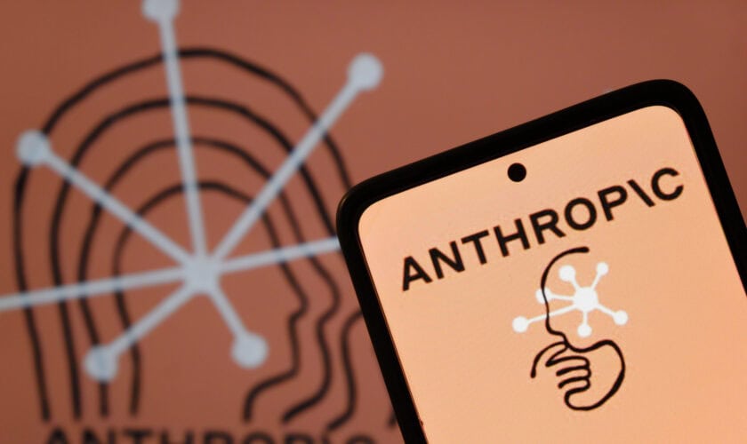 智能手機顯示Anthropic標誌與科技圖案.