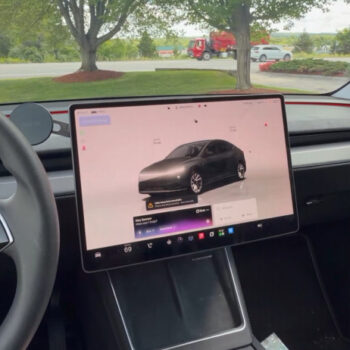 車內顯示屏展示Tesla車輛模擬測試界面.