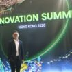 香港創新峰會2026,商務人士在會場前合影.
