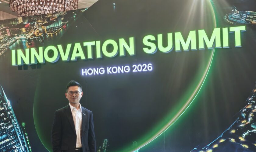 香港創新峰會2026，商務人士在會場前合影.