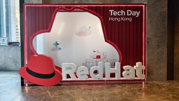 Red Hat 創新獎香港科技日展台 Red Hat 創新獎展台,背景有科技元素和香港科技日標誌.