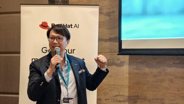 富邦銀行AI應用獲獎演講者 演講者在Red Hat創新獎活動中發表有關AI應用的演說.