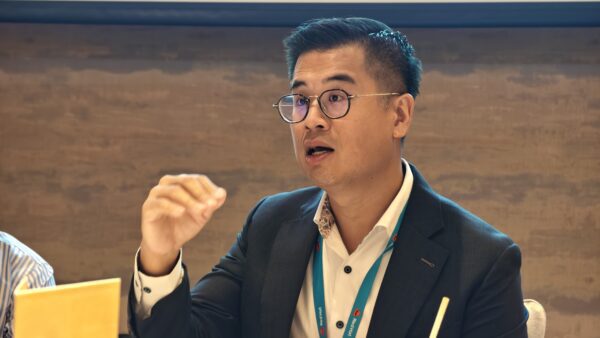 專業人士在會議中發言 專業人士在會議中用手勢強調重點.