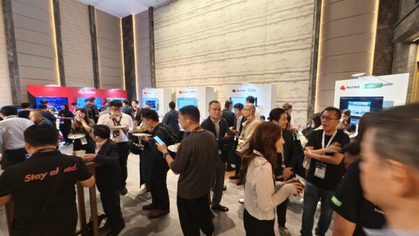 Red Hat 創新獎活動現場 參與者在Red Hat創新獎活動中交流與展示.