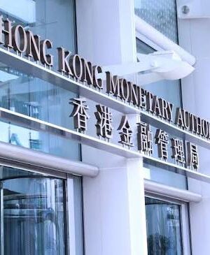 香港金融管理局大樓外觀,展示現代化建築設計與清晰標識.