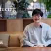 Manus創始人在辦公室中微笑介紹公司.