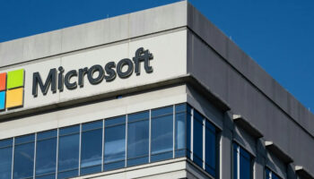 Microsoft 辦公大樓外牆與標誌，清晰的公司品牌形象.