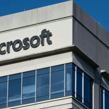 Microsoft 辦公大樓外牆與標誌，清晰的公司品牌形象.