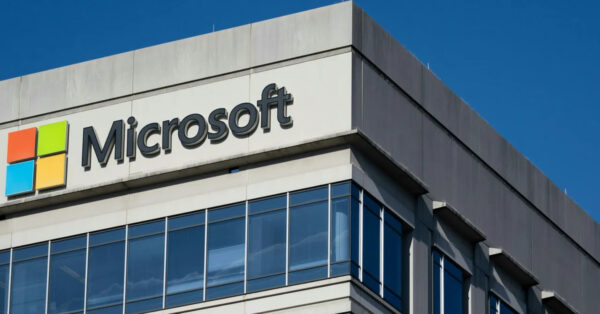 Microsoft 辦公大樓外觀景觀 Microsoft 辦公大樓外牆與標誌,清晰的公司品牌形象.