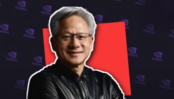 著名科技領袖微笑面對鏡頭,背後有NVIDIA標誌與紅色背景.