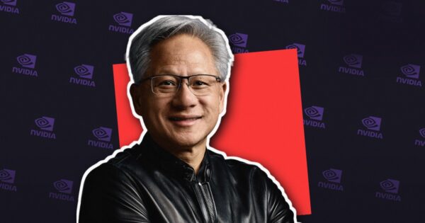 工程領袖專訪:晶片科技前瞻 著名科技領袖微笑面對鏡頭,背後有NVIDIA標誌與紅色背景.