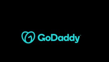 GoDaddy品牌標誌，藍色文字與心形圖案在黑色背景上.
