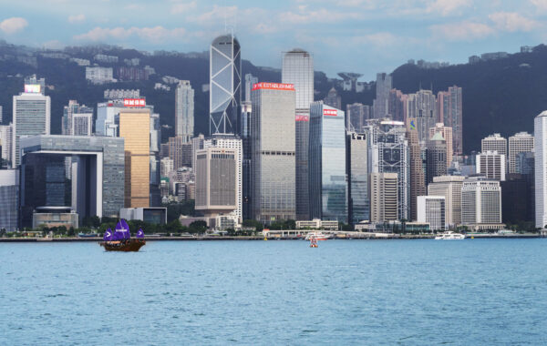 香港天際線與維多利亞港景觀 香港天際線與維多利亞港的都市與海景,沿岸高樓大廈耸立,遠景山脈成背景.
