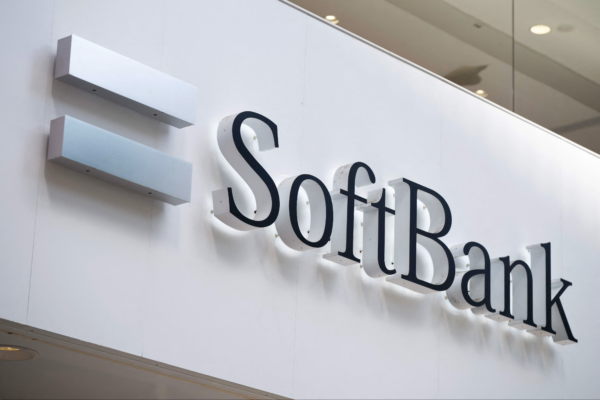SoftBank 銀行分行外牆品牌標識 SoftBank 旗艦銀行分行外牆招牌清晰可見.