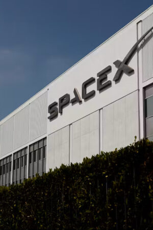 SPACEX 設施外觀,清晰可見的公司標誌與現代化工廠建築.