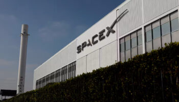 SPACEX 設施外觀，清晰可見的公司標誌與現代化工廠建築.