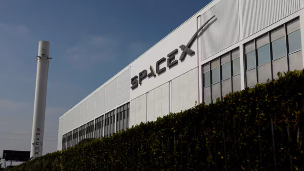 SPACEX 工程大樓與沿線景觀 SPACEX 設施外觀,清晰可見的公司標誌與現代化工廠建築.