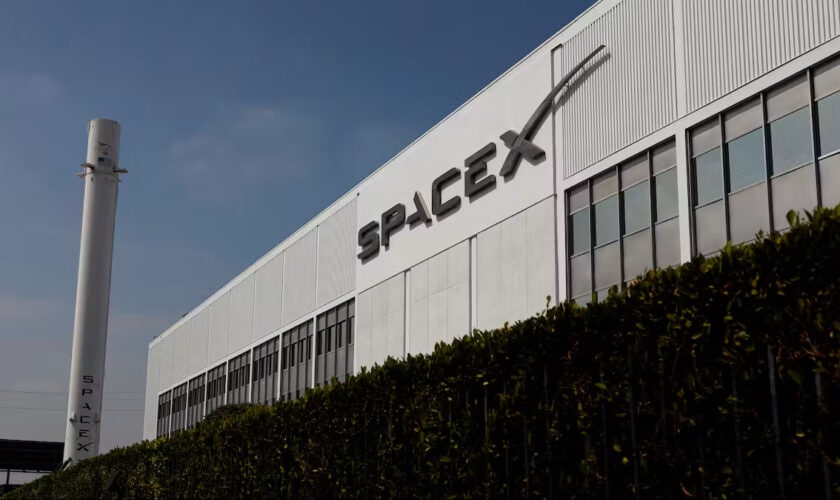 SPACEX 設施外觀,清晰可見的公司標誌與現代化工廠建築.