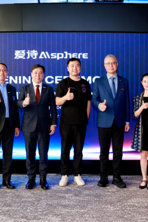 一群專業人士在科技活動中合影,展示合作與創新精神.