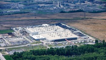 空拍大型工業園區建築與周邊綠地與道路.