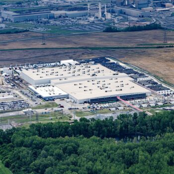 空拍大型工業園區建築與周邊綠地與道路.