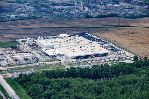空拍大型工業園區建築與周邊綠地與道路.